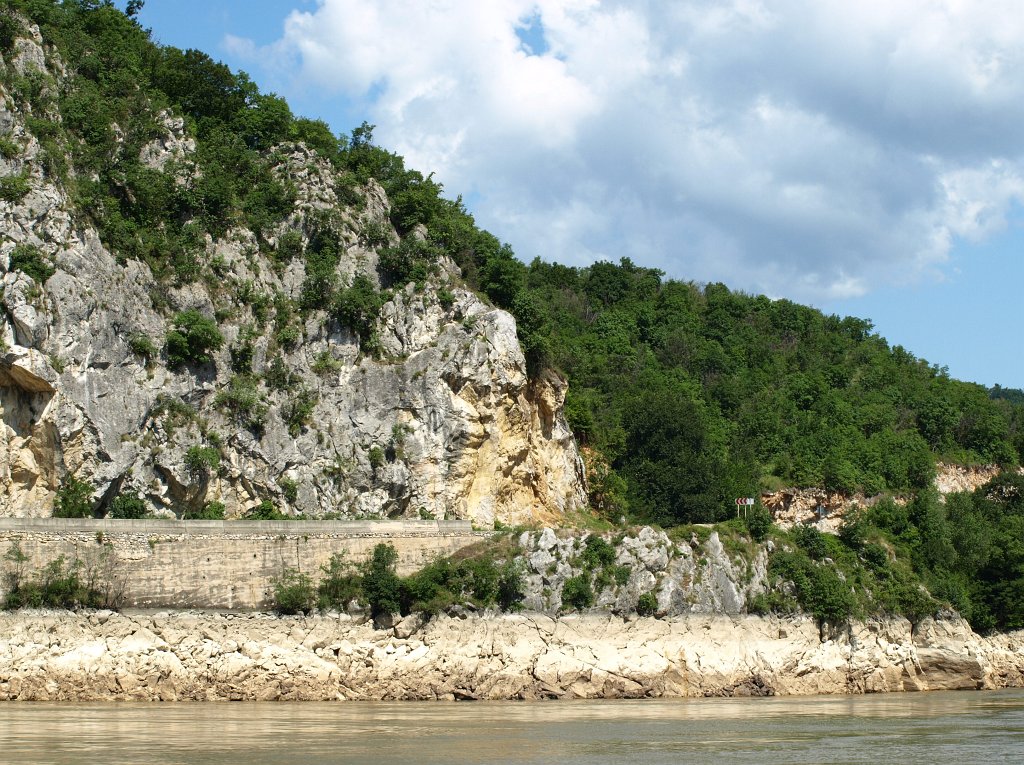 143.JPG - Út a víz partján.