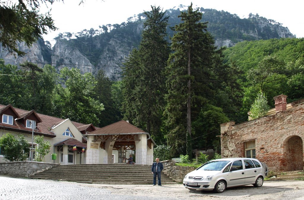184.JPG - A tető alatti kútból erőteljesen kénes víz folyik.